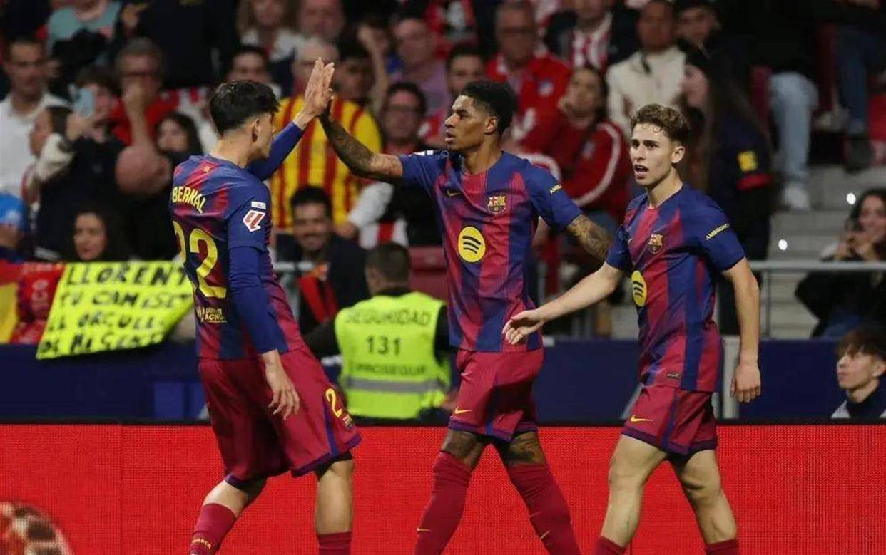 争议拉满！VAR两次改判惹众怒，莱万绝杀送巴萨7分优势，西蒙尼布局才开始